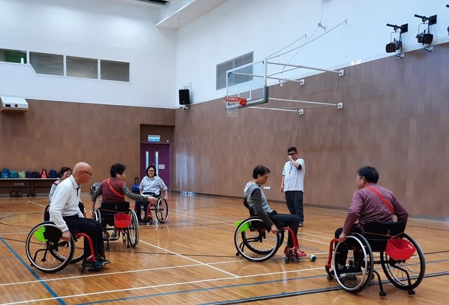 輪椅籃球體驗讓一眾參加者在學習之餘舒展筋骨。