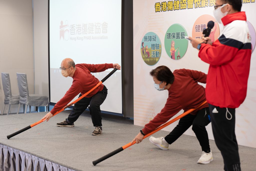 在賽馬會樂齡新天地香港傷健協會悅齡展翅薈舍嘉許禮中示範Stick Mobility運動