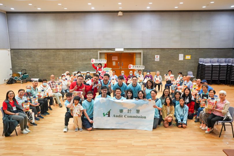審計署義工與香港傷健協會赤柱石澳長者鄰舍中心的會員共度跨代共融樂動日。