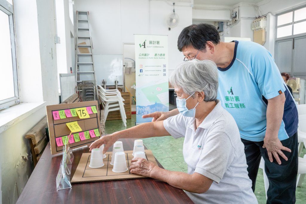 長者於攤位遊戲中與審計署義工同賀國慶